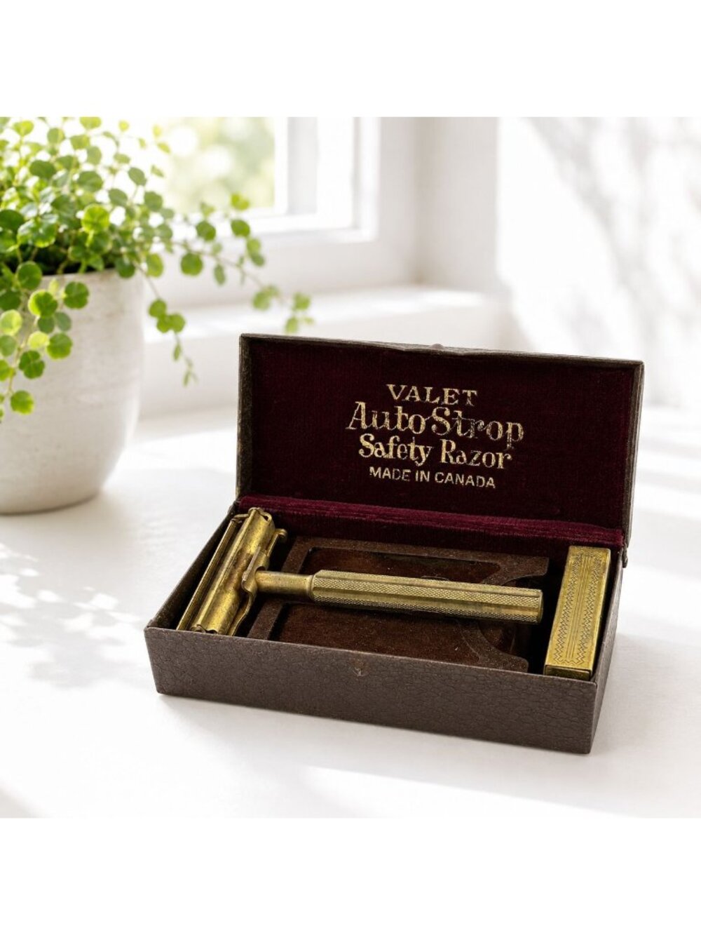 Valet AutoStrop Safety Razor In Original Box Made‎ In Canada Vintage Collectible
